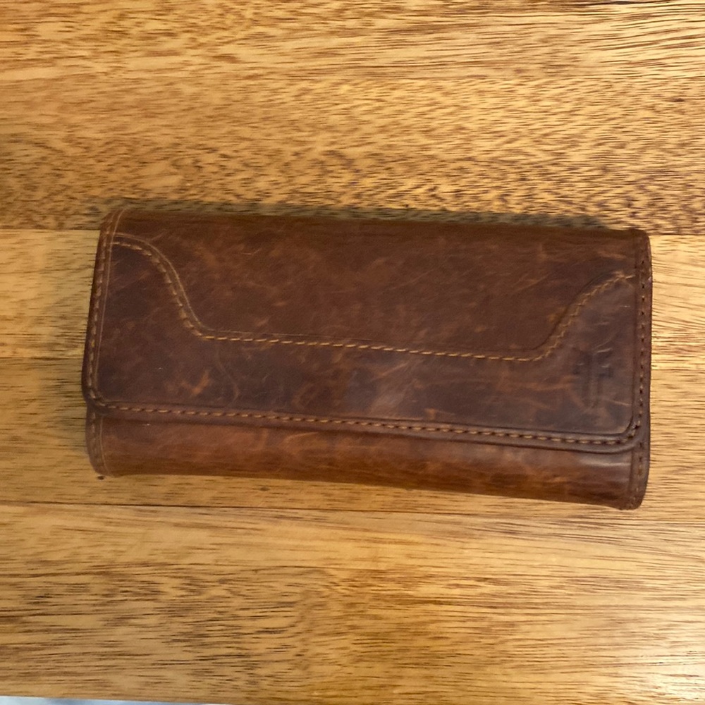 Frye women’s 
Melissa Wallet in good condition Dark Brown leather